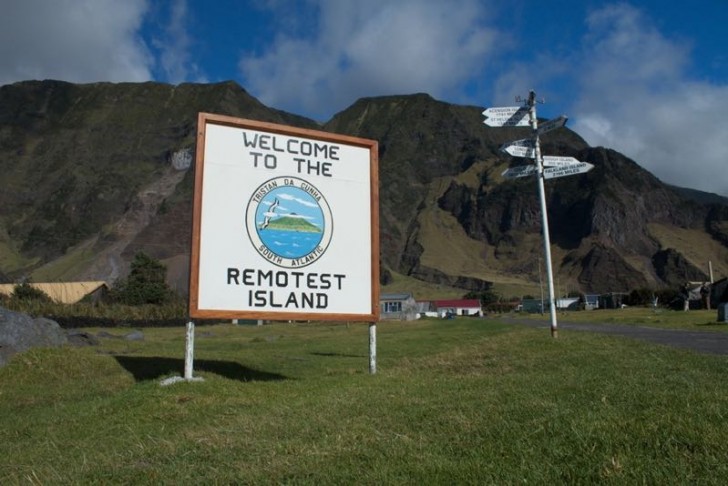 Arrivando a Tristan da Cunha trovereste un cartello che vi dà il benvenuto nell'isola "più remota" e indica le distanze da città come Londra, Oslo e Montevideo.