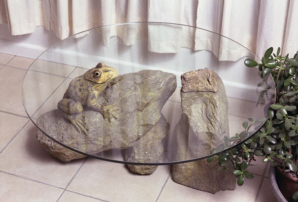 Le concept de base de toutes ses oeuvres est de réaliser des tables où la plaque de verre représente la surface de l'eau, à partir de laquelle les animaux et les roches sortent.