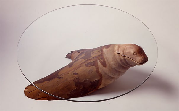 Chaque table peut être réalisée avec un effet différent: en laissant le bois brut, ou recouvrant l'animal de peinture métallique.