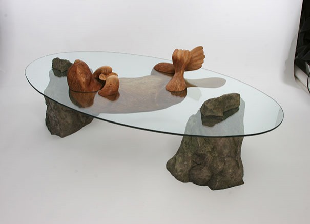 Il unit des sculptures en bois et des plaques de verre: voici ses tables hors du commun - 7
