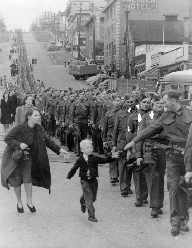 " Aspettami, papà!", questo il titolo attribuito alla sua foto da Claud P. Detloff, scattata a Westminster, in Canada, il 1° ottobre 1940.