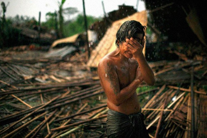Hhaing The Yu, 29 anni, piange accanto ai resti della sua casa, spazzata via dal ciclone Nargis nel maggio 2008, quando si abbatté sul sud di Myanmar.
