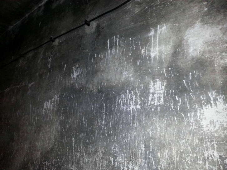 La parete di una camera a gas di Auschwitz.