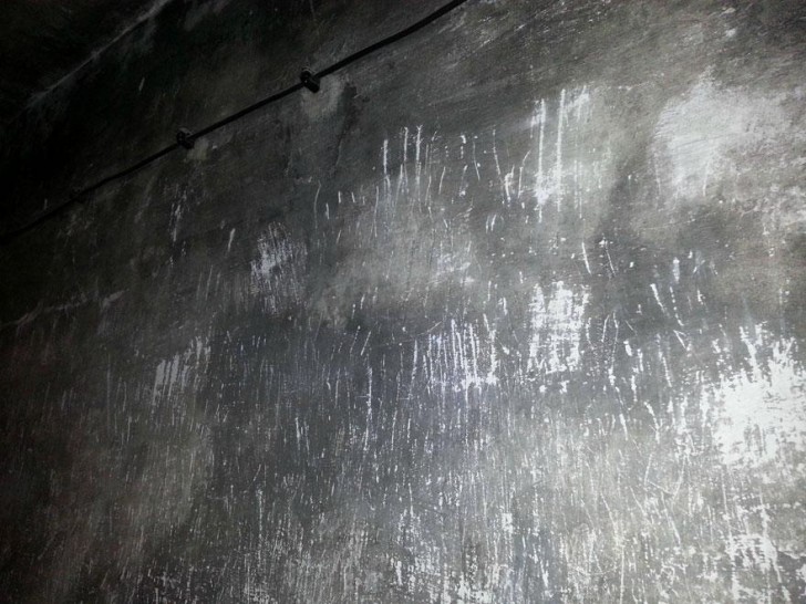 La parete di una camera a gas di Auschwitz.