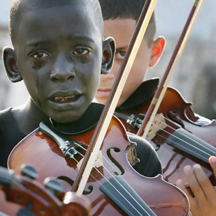 Diego Frazão Torquato de 12 ans joue du violon à l'enterrement de son enseignante qui l'a aidé à lutter contre la pauvreté et la violence avec la musique!