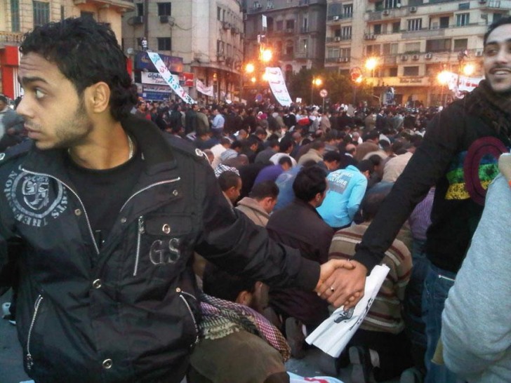 Dei cristiani si fanno scudo per proteggere dei mussulmani mentre stanno pregando. Accadeva nel 2011 a Il Cairo, in Egitto.