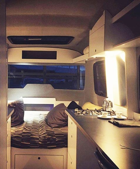 Il design è pensato per attirare le giovani generazioni di esploratori che potranno cucinare all'intero del mini-caravan e dormire su un materasso king size!