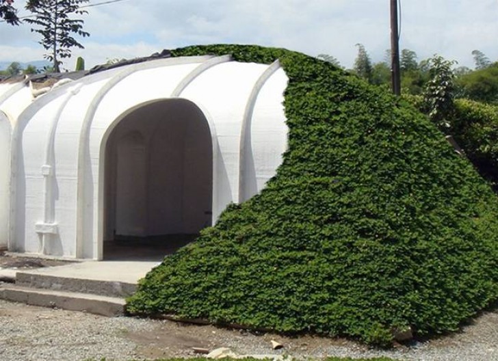 Uno strato di terra ed erba viene posato sulle cupole in modo da coprirle totalmente e assicurare l'isolamento termico,