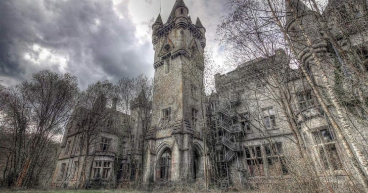 Il castello di Miranda è un edificio in stile neo-gotico situato nella regione belga di Namur.