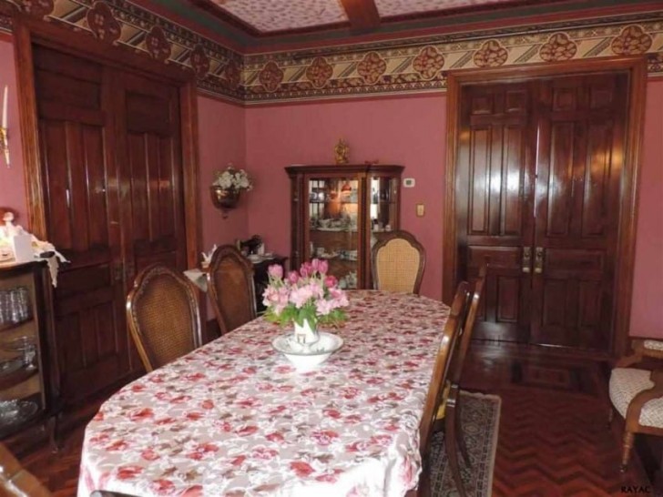La sala da pranzo è uno dei luoghi che più ricordano lo stile ottocentesco, tra tinte opache ma decise e mobili di legno massello.