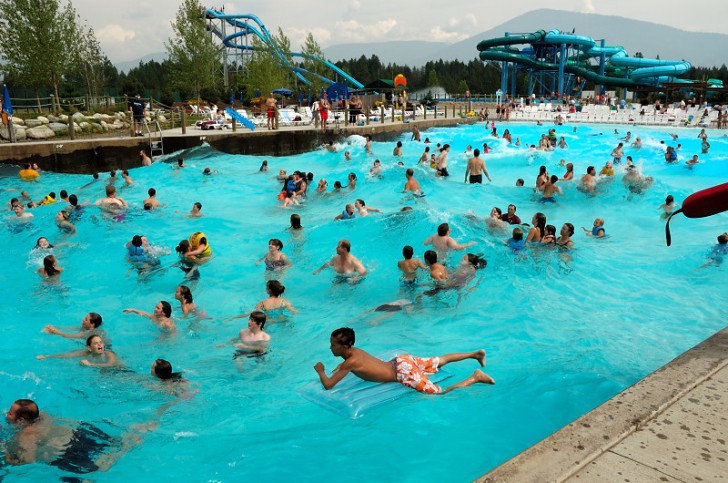 L'urina reagisce con il cloro e gli altri prodotti disinfettanti che vengono normalmente usati per eliminare i batteri dalla piscina.