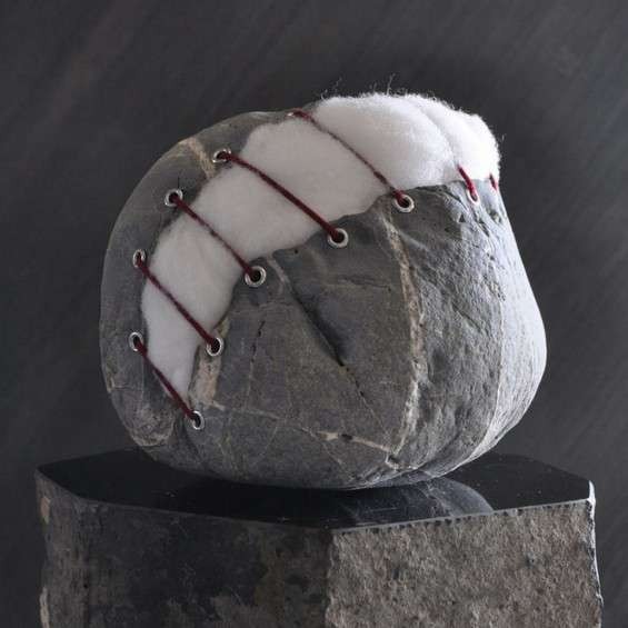 Il suo concetto preferito è il contrasto: osservate questo strato di cotone tenuto stretto da due pietre durissime!