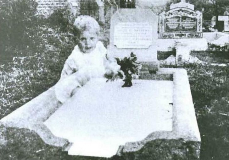 Il bimbo al cimitero (1946)