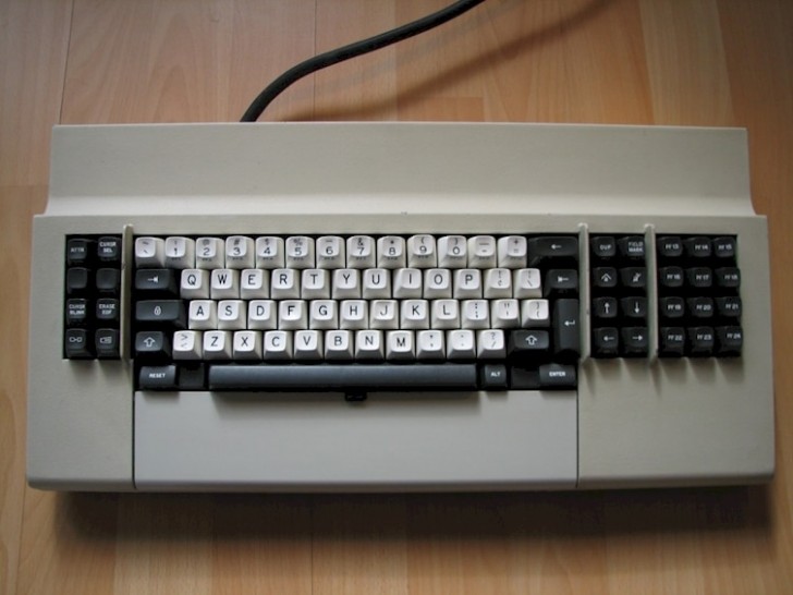 Il faut revenir en arrière de 15 ans pour trouver un clavier sans ces deux tirets mystérieux.