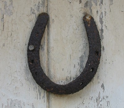 Accrochez un fer à cheval sur la porte porte bonheur car...