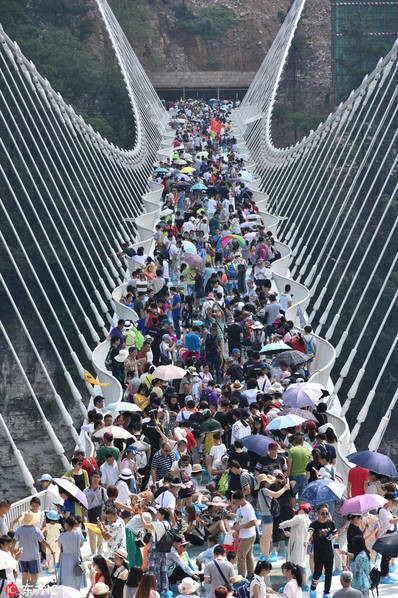 Sobre el puente pueden pasear contemporaneamente hasta 600 personas.