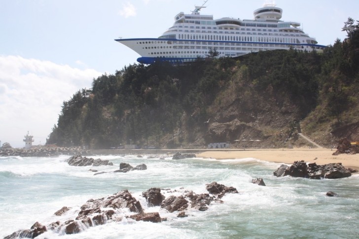 Nella Corea del Sud, a picco sulla costa, si erge un hotel a forma di nave da crociera.