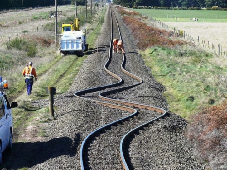 I binari di una linea ferroviaria in Nuova Zelanda in seguito ad un violento terremoto.