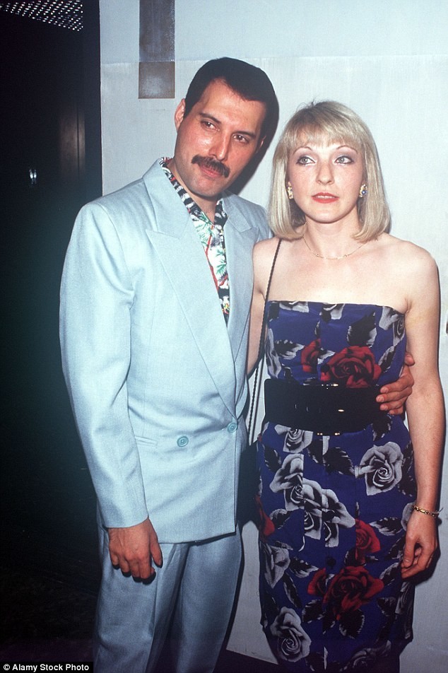 Mercury con Mary Austin al party dei Queen presso il London Roof Gardens (luglio 1986)