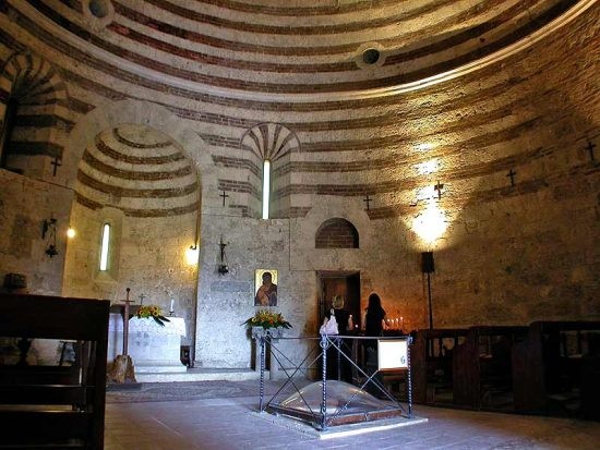 L'eremo fu costruito nel luogo in cui il cavaliere Galgano, oggi Santo, si ritirò a vivere da eremita e dove morì nel 1181.