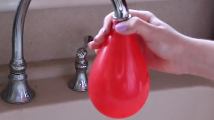Start by filling a balloon with water. The size of the base of the balloon will be the size of the finished candle holder.