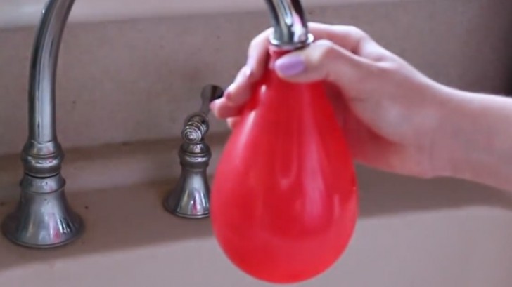 Vul een waterballon met water: de afmetingen van de ballon bepalen de grootte van de waxinelichthouder.