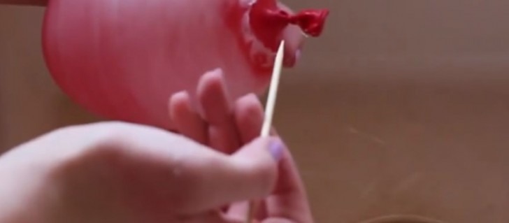 Next, let the wax dry completely and with a pointed object, puncture the balloon and then gently let water inside the balloon flow out, and lastly, extract the deflated balloon from the inside of the wax bowl left by the deflated balloon.