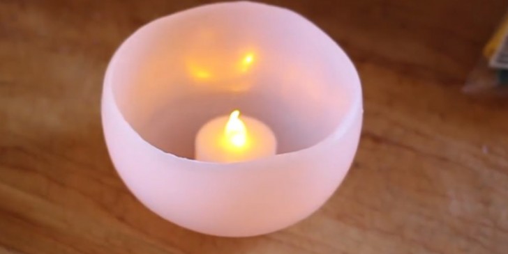 Aqui el final! un bellisimo portavelas de cera! La superficie semitransparente deja pasar delicadamente la luz: una idea perfecta para una noche romantica!