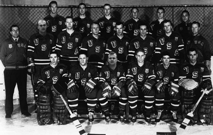 Vous ne remarquez rien de bizarre sur cette photo de groupe de l'équipe olympique de Hockey?On a ajouté les visages des joueurs absents.