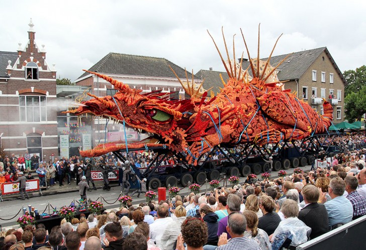 Quest'anno il premio è stato conferito agli artisti della frazione di Tiggelaar che hanno creato un magnifico drago fiammeggiante.