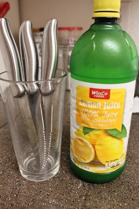 Elimina la cal y oxido de los cubiertos sumergiendolos en jugo de limon