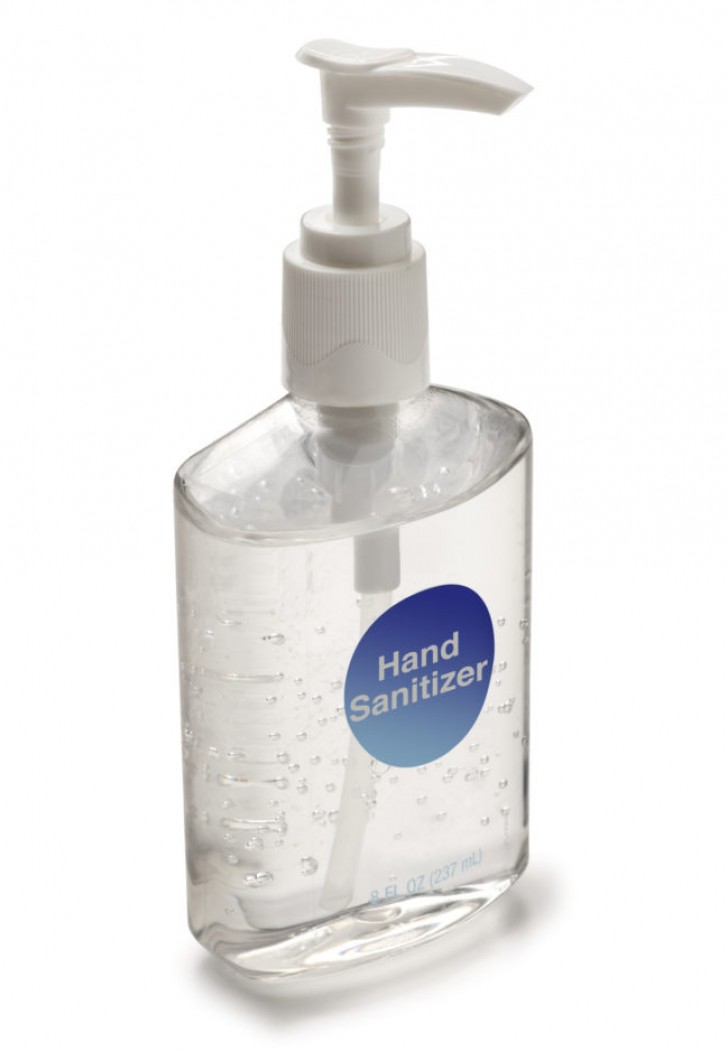 Il gel igienizzante per mani elimina il pennarello permanente dai vestiti; strofinatelo sopra con un panno