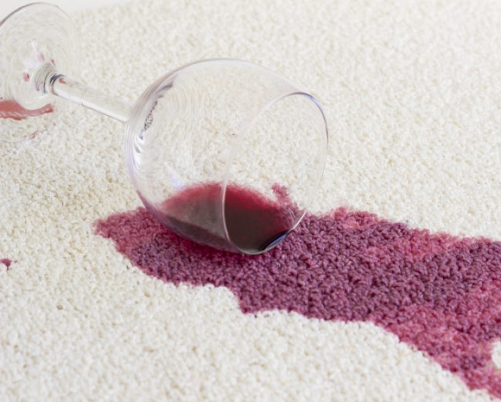 Vino tinto sobre la alfombra? Limpiar bien con un trapo y agua fria, cubrir con mucha sal y dejar por 15 minutos. Remover la sa y pasar la aspiradora