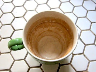 Manchas de cafe sobre la taza: el bicarbonato de sodio lo aniquila