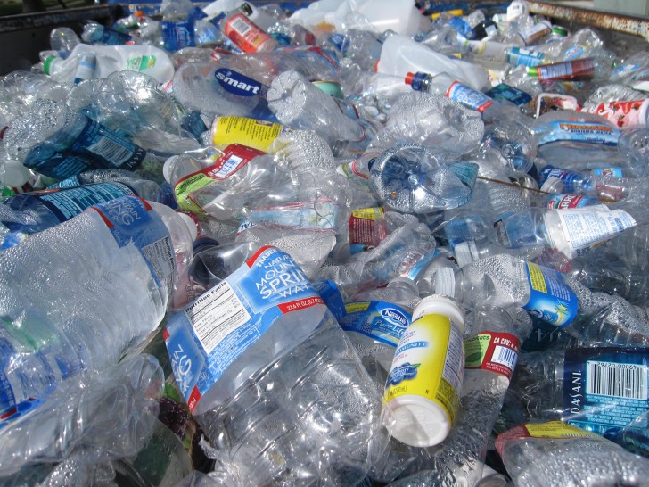 Chaque plastique est composé de différentes molécules et les différents types ne peuvent pas être recyclés ensemble. 