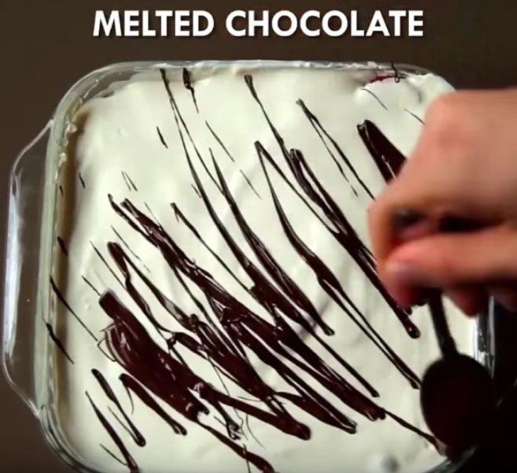 5. Coprite con un secondo strato di panna montata e aggiungete del topping al cioccolato.