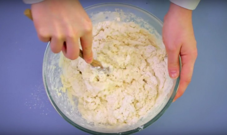 1-Unir en un bols la harina, la crema fresca y la lata de limonada y mezclar.