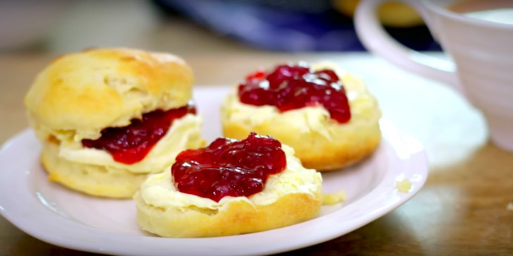 5. ... Voilà! Your scones are ready to be stuffed with any filling that you prefer!