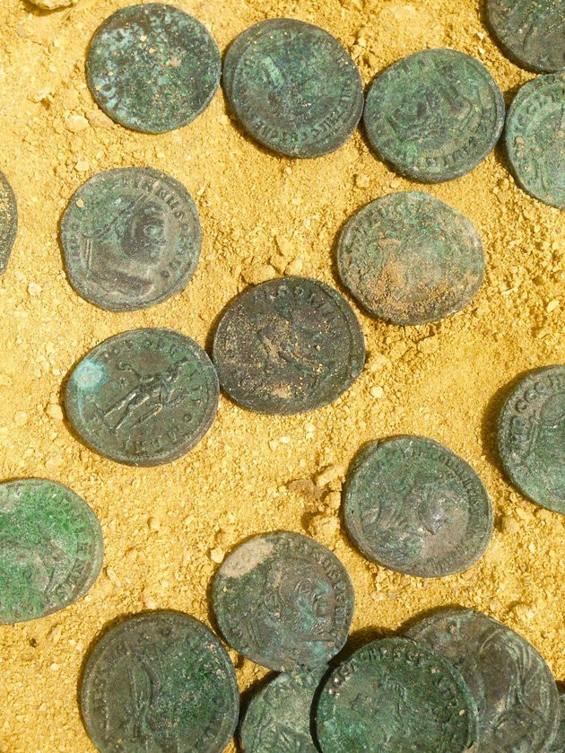Les pièces de monnaie, certaines en bronze, d'autres recouvertes d'argent, présentent des représentations des empereurs Constantin I et Maximien, et pourraient avoir une valeur de plusieurs millions d'euros.