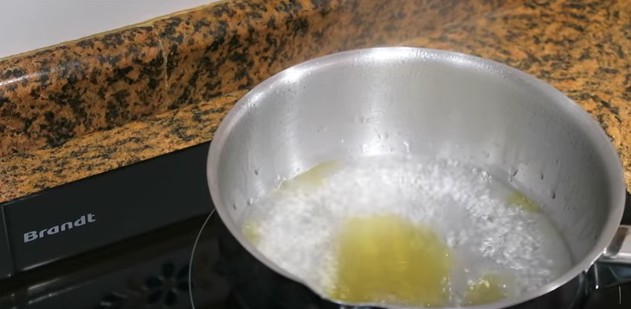 Sätt vatten och olja i en kastrull och låt det koka. Stäng av när det kokar.