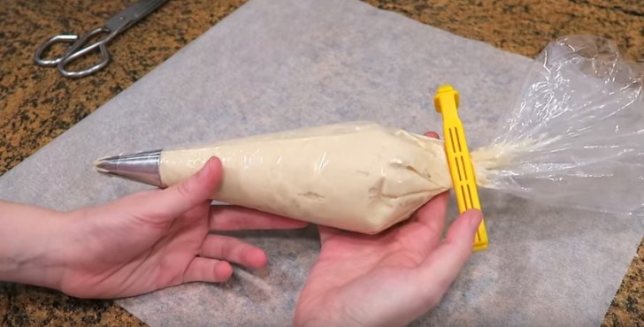 We advise you to apply a clip on the end of the pastry bag to prevent the dough from leaking out.