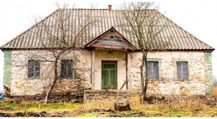 Un photographe entre dans une maison abandonnée, mais il remarque des aspects très inquiétants