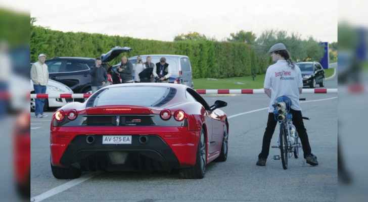 Una Ferrari compite contra una "bicicleta": el resultado no es aquel que se esperan