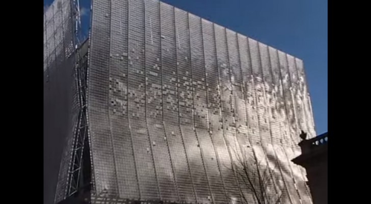 Het lijkt op een normaal gebouw, maar wacht maar tot de wind komt opzetten... WOW!