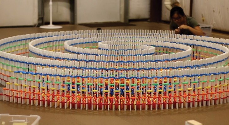 Han spenderar 25 timmar på att placera 15.000 domino: njut av den här hypnotiserande spiralen
