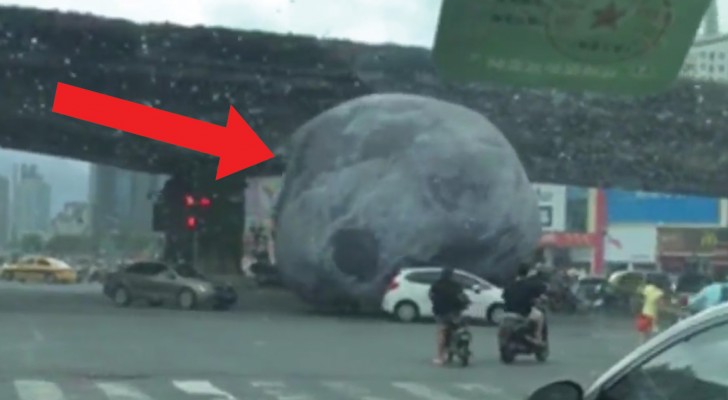 A mysterious object falls on motorists causing panic!