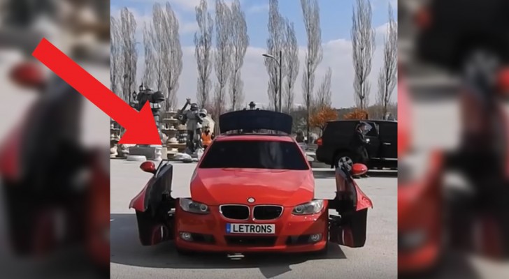 Une voiture s'arrête dans le parking, les portières s'ouvrent et ... Wow! Vous n'en croirez pas vos yeux!