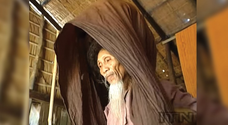 Er hat die Haare seit 50 Jahren nicht geschnitten: Der 73 jährige lüftet seinen Turban und zeigt sein Rekord-Haar