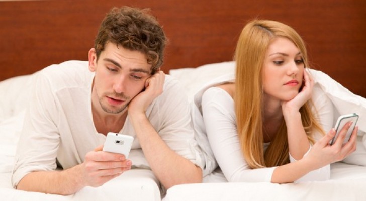 Le coppie realmente felici postano POCO sui social network: ecco perché