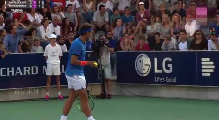 Rafael Nadal interrupts his tennis match! 